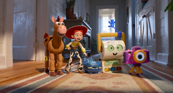 Mit vergessenen Spielzeugen eines anderen Haushalts formt Jessie im Laufe der Handlung ein Team. (Bild: Walt Disney Pictures)